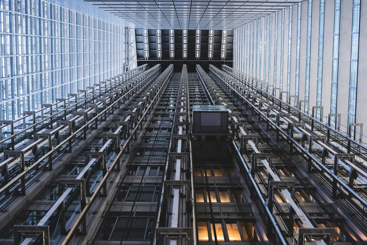 Glassheiser i et åpent atrium sett nedenfra