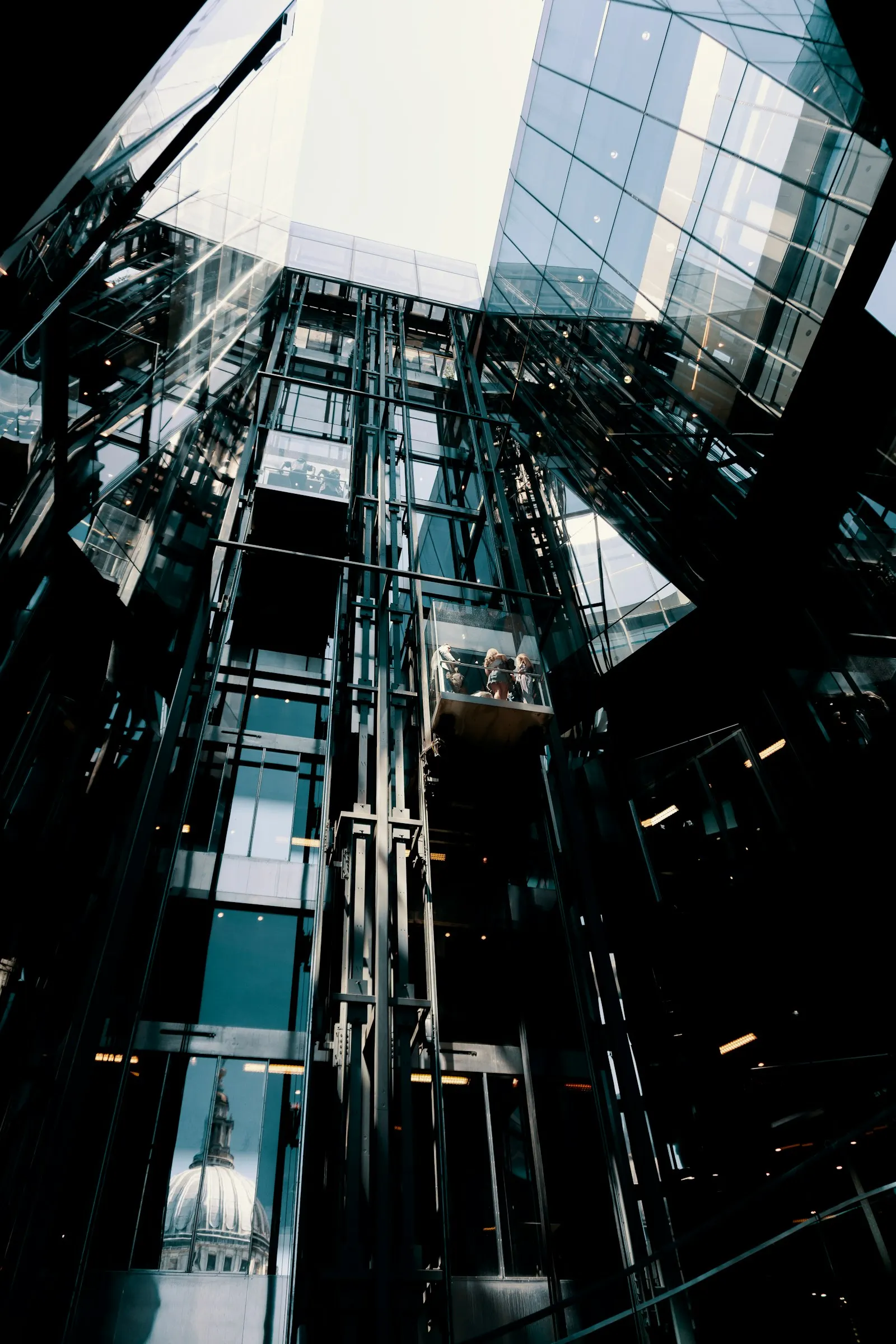 Panoramaheiser i glassjakt i et høyt atrium (illustrasjonsfoto)